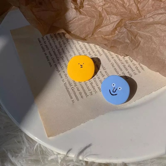 Cute Circle Face Earrings - Picture 2 of 5